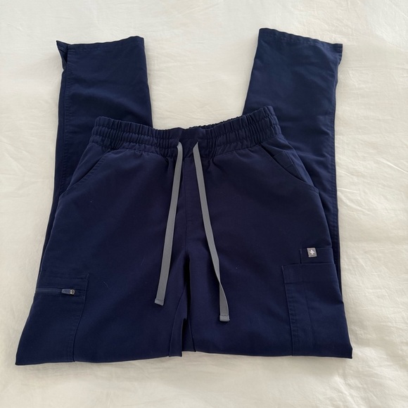 FIGS- Navy Blue Scrub Set - Picture 8 of 12